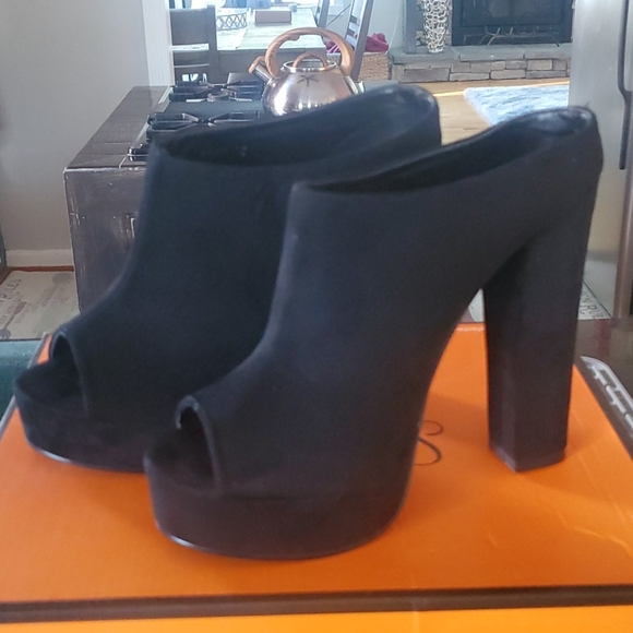 Shoes - Picture 1 of 2